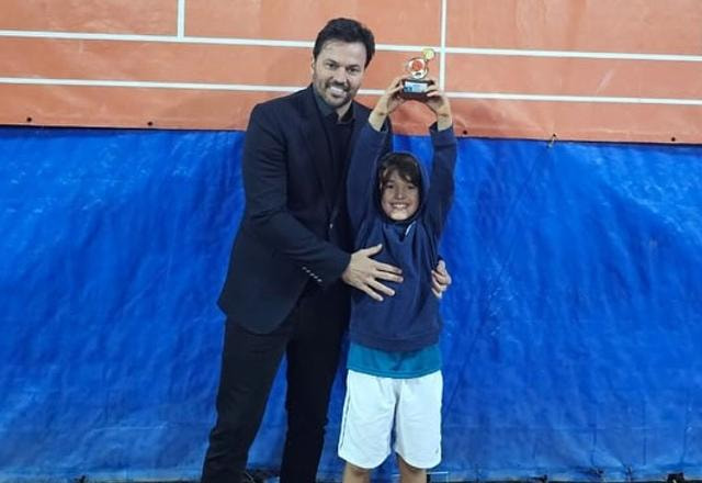 Foto de Pedro Abravanel e seu pai Fabio Faria juntos na vitória de Pedro no torneio de tênis. Neto de Silvio Santos. Filho de Patrícia Abravanel