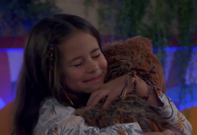 Anna abraça Moleza e sorri