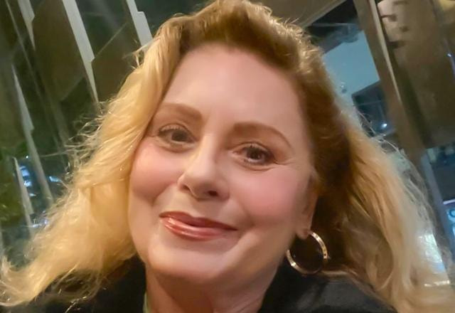 Foto de Vera Fischer sorrindo e vestida de preto