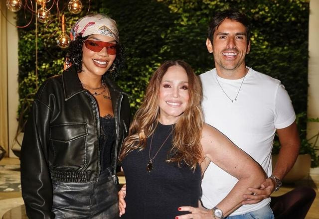 Foto de Susana Vieira junto com Ludmila e Rodrigo Branco, Susana de vestido preto, Ludmila de jaqueta preta e óculos vermelho e Rodrigo Branco de camisa branca