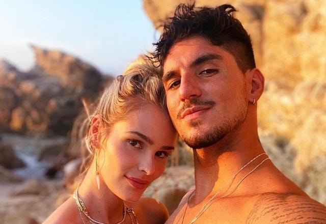 Foto de Yasmim Brunet junto com Gabriel Medina, ambos em uma praia