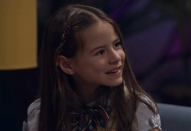Anna sorrindo.