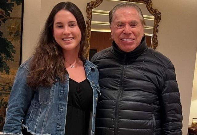 Foto de Amanda Abravanel junto com Silvio Santos, abraçados