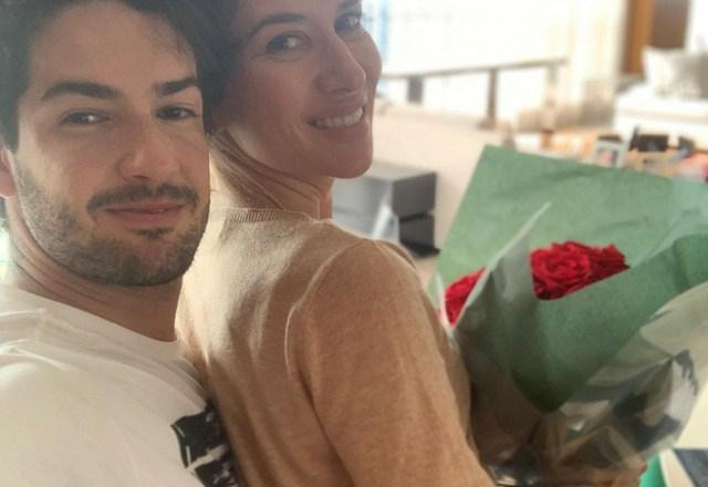 Foto de Alexandre Pato junto com sua esposa Rebeca Abravanel