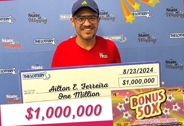 Foto de Aiton Ferreira segurando o cheque do pagamento da loteria americana que foi sorteado, loteria dos estados unidos, brasileiro sorteado na loteria EUA