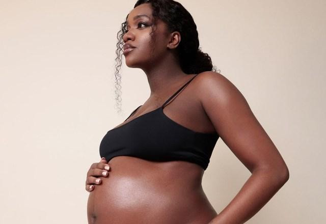 Foto de Iza exibindo sua barriga na gravidez de sua primeira filha Nala