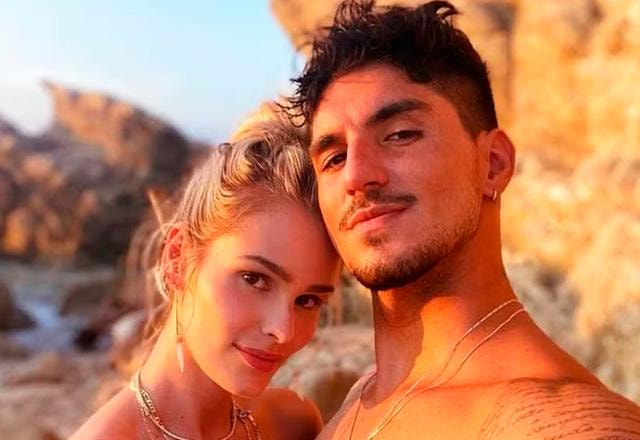Yasmin Brunet e Gabriel Medina posam juntos para foto.