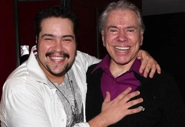 Imagem de Tiago Abravanel abraçando Silvio Santos, com os dois sorrindo para a foto