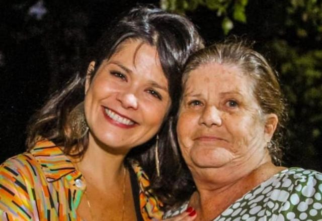 Imagem de Samara Felippo abraçada com sua mãe Lea Felippo