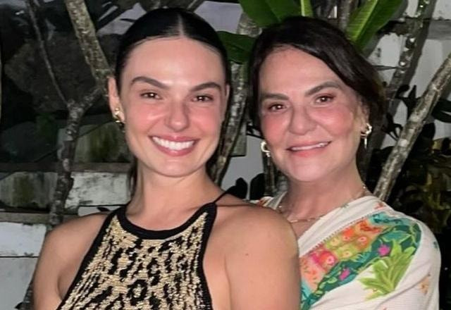 Foto de Isis Valverde sendo abraçada por sua mãe Rosalba Nable