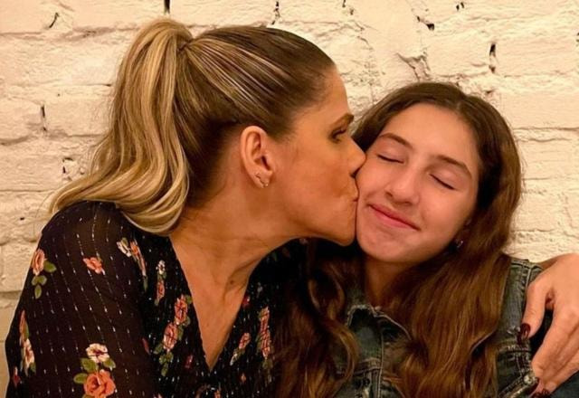 Imagem de Ingrid Guimarães segurando sua filha Clara e lhe beijando o rosto