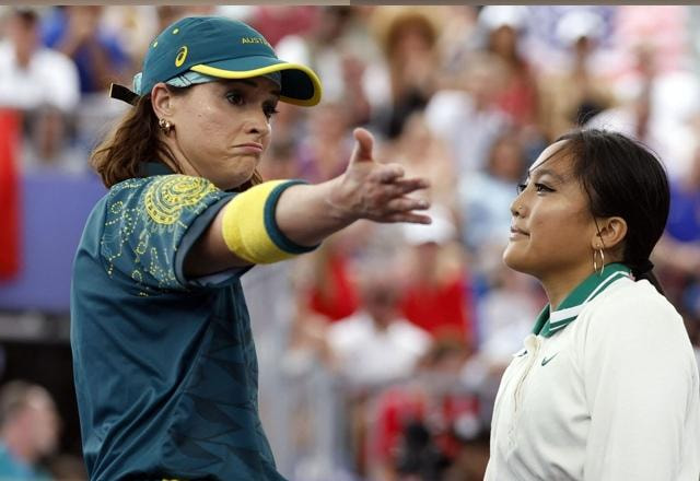 Imagem de Rachael Gunn, RayGunn, atleta de break, com a expressão facial de indagação, vestida com o uniforme utilizado nas olimpíadas da França