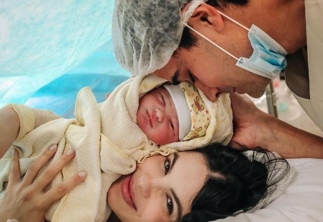 Imagem de Sthefany Brito junto com seu esposo Igor Raschkovsky, juntos no nascimento de seu segundo filho, Vicenzo