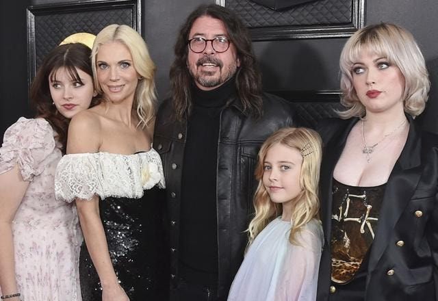 Imagem de Dave Grohl e sua família, Jordyn Blum, Violet, Harper e Ofelia