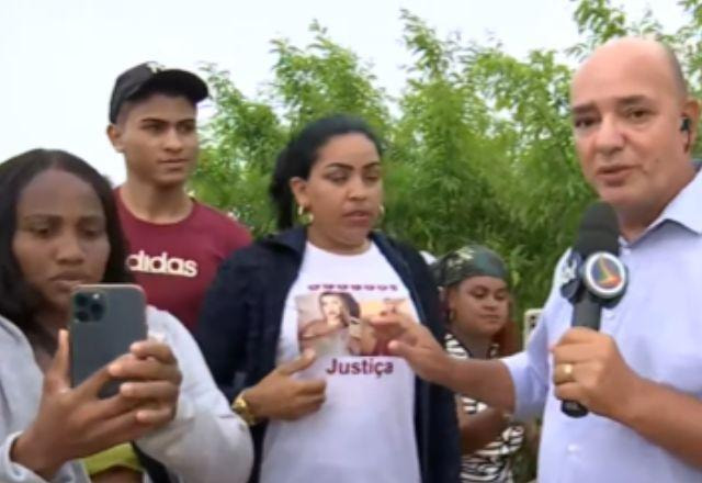 Fãs de Deolane na porta de penitenciária