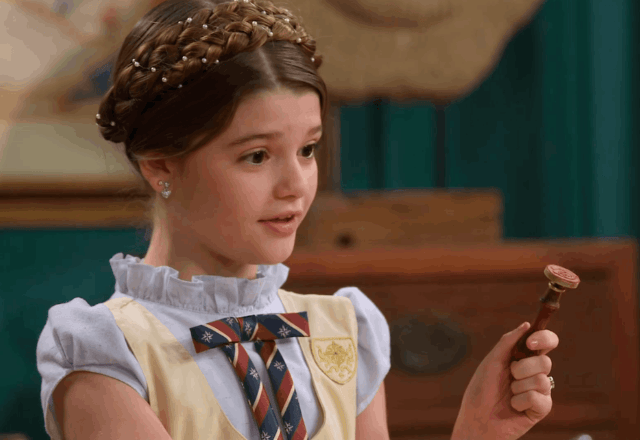 Lavínia com carimbo de Anna na mão