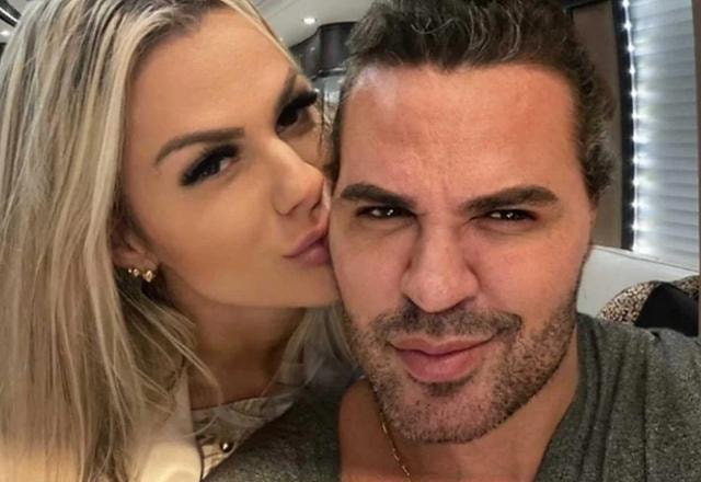 Foto de Eduardo Costa sendo beijado no rosto por sua esposa Mariana Polastreli