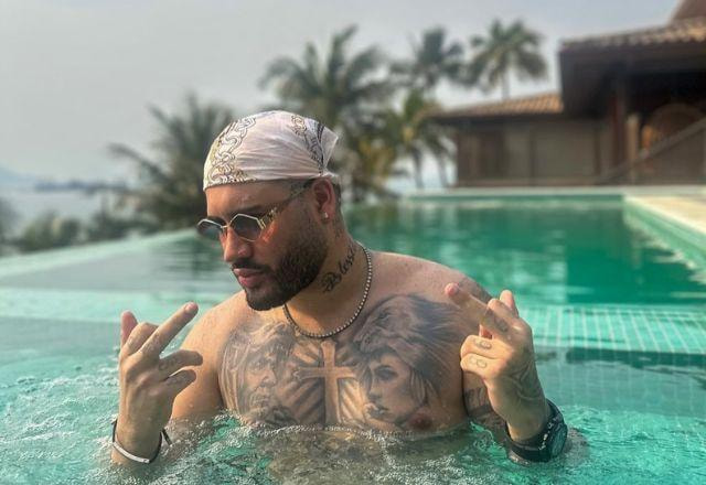 Kevinho  posa para foto em piscina