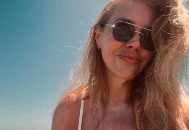 Renata Banhara posa para foto em praia