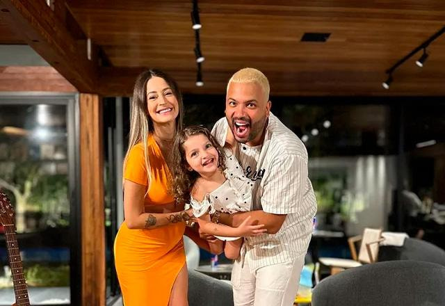 Tamy Contro, Projota e a filha Marieva posam juntos para foto.