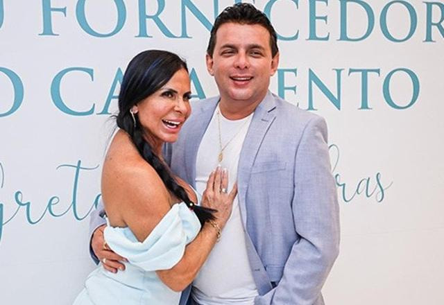 Foto de Gretchen e Esdras de Souza juntos em evento de seu casamento