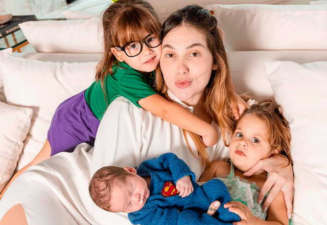 virginia e os três filhos dela no colo