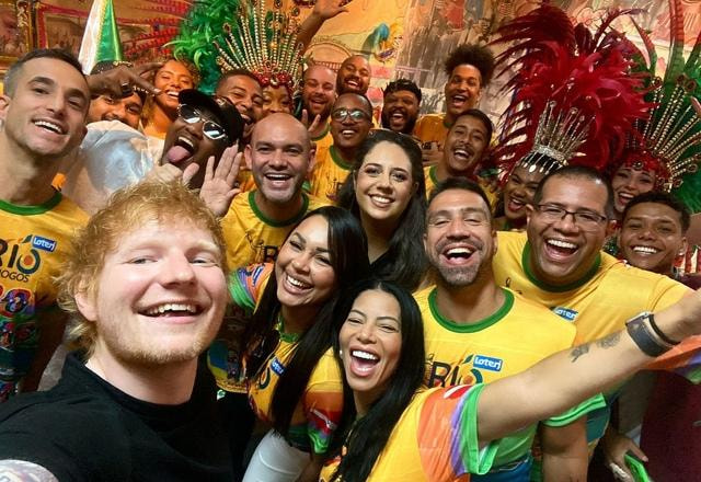 Foto do cantor Ed Sheeran com integrantes da escola de samba Grande Rio