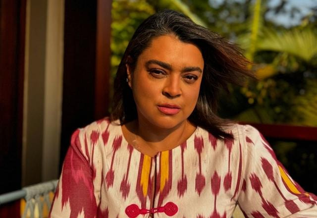 Foto de Preta Gil, vestida com uma roupa leve, com o cabelo esvoaçando