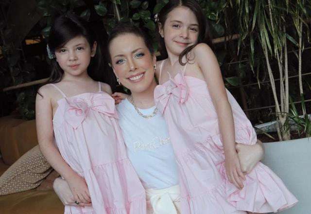 Foto de Fabiana Justus  junto com suas filhas, em um desfile de moda