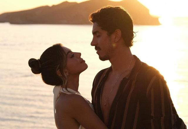 Foto de Giovanna Lancellotti e Gabriel David em por do sol