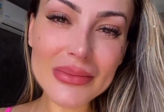 Foto de Andressa Urach com a feição triste, chorosa