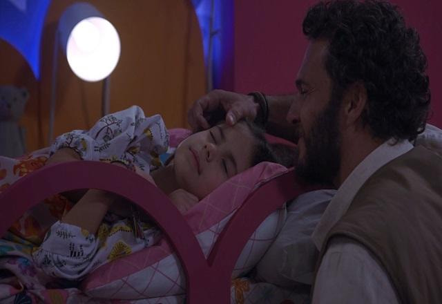 Anna dormindo e Paulo fazendo carinho na cabeça dela