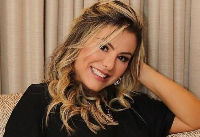 Foto de Poliana Rocha sorrindo com as mãos no cabelos