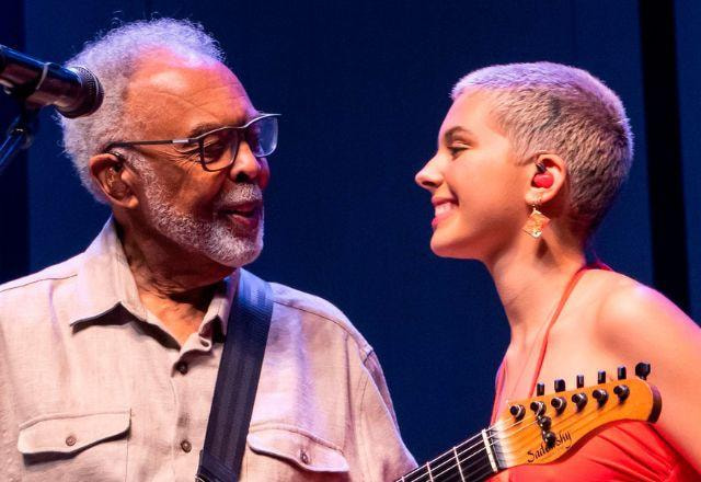 Gilberto Gil e Flor tocando juntos