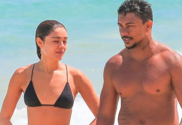 Sophie Charlotte e Xamã juntos em praia.
