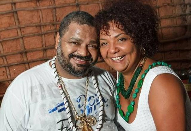 Foto de Babi Cruz junto com seu esposo Arlindo Cruz, ela abraçada a ele que esta em uam cadeira de rodas