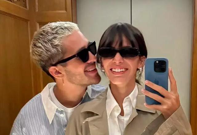 João Guilherme e Bruna Marquezine posam juntos para foto.