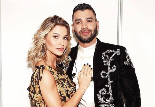 Foto de Gusttavo Lima com Andressa Suita, abraçados e vestidos para uma aparente festa