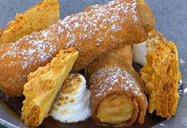 Cannoli de banoffee, marshmallow tostado, favo de caramelo e espelho de cacau.