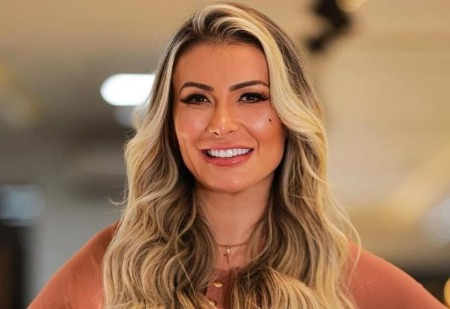 Foto de Andressa Urach após procedimento feito no cabelo com fios de ouro