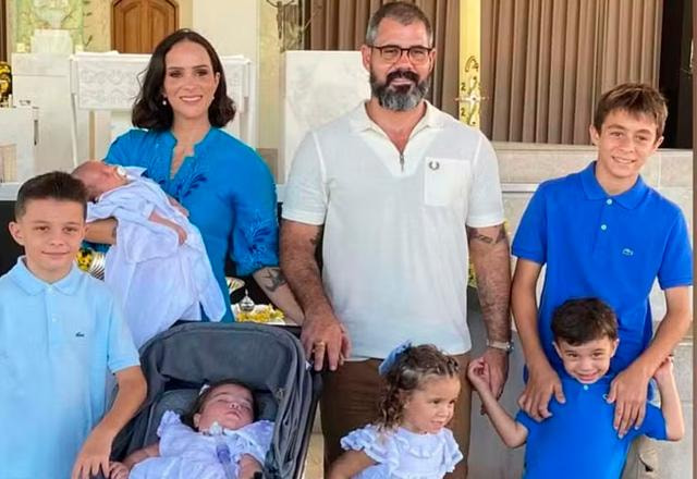 Letícia Cazarré com Juliano Cazarré e os seis filhos