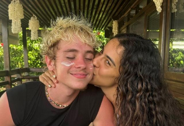 Foto de Marina Sena junto com Juliano Floss, com Marina beijando Juliano no rosto