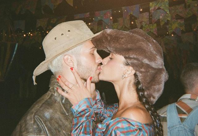 Foto de Bruna Marquezine beijando João Guilherme, ambos com chapéus de rodeio