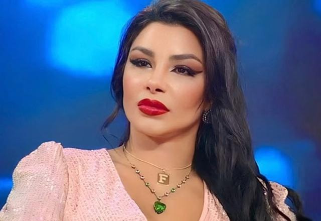 Foto de Jenny Miranda com olhar sério, compenetrado