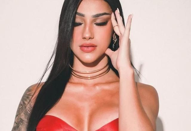 Foto de Bia Miranda com a mão na cabeça, pensativa