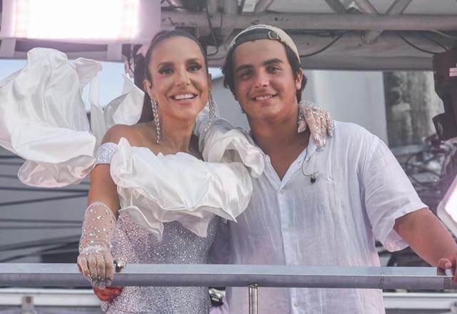 Foto de Ivete Sangalo e seu filho Marcelo Cady, juntos em um dos show da cantora