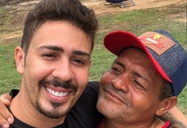 Foto de Carlinhos Maia com seu pai Virgílio Ferreira, abraçados, com seu pai sorrindo