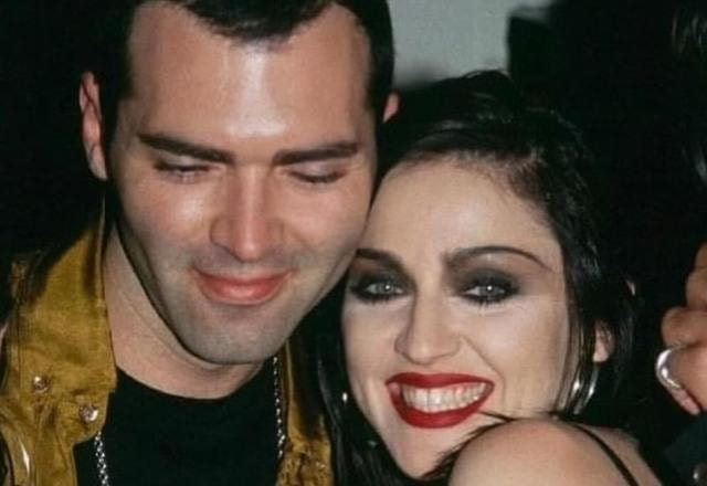 Foto de Madonna abraçada com seu irmão Christopher Ciccone