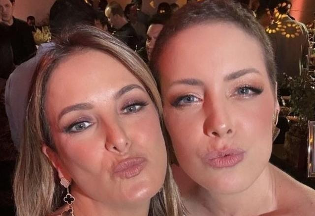 Foto de Ticiane Pinheiro ao lado de Fabiana Justus, mandando beijo para selfie, em festa de aniversário de Fabiana Justus