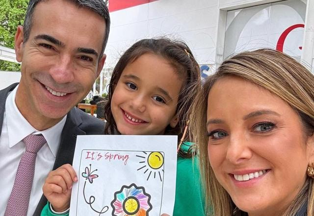 Foto com Cesar Tralli, sua filha Manuella e Ticiane Pinheiro, abraçados e com Manuella segurando um desenho